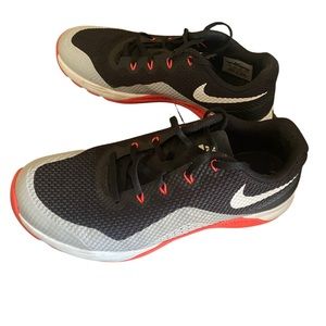 NIKE SHOE GREAT FOR RUNNING